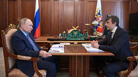 Opetusministeri Sergei Kravtsov ja presidentti Vladimir Putin kuvattuna tapaamisessa kesäkuussa 2021.