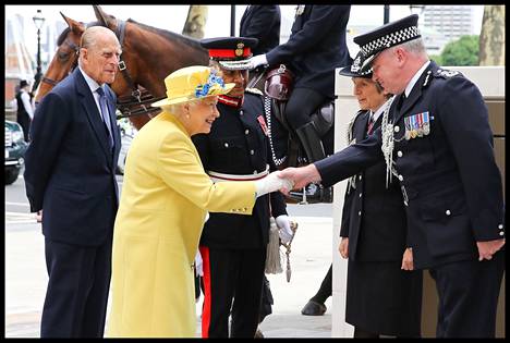 Kuningatar Elisabet edusti hyväntuulisena kesällä 2017. Tällöin hän oli ollut vallassa 65 vuotta. Kuvassa vasemmalla kuningattaren puoliso prinssi Philip, joka menehtyi huhtikuussa 2021.
