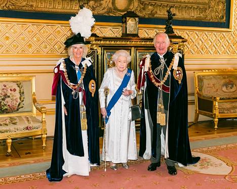 Kuningatar piti Camillaa suuressa arvossa ja hän nimitti Camillan lapsiensa puolisoista ainoana arvostettuun sukkanauharitarikuntaan.