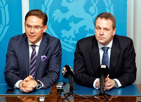 Pääministeri Jyrki Katainen (kok) ja elinkeinoministeri Jan Vapaavuori (kok) puolustivat Fortumin päätöstä myydä sähköverkot joulukuussa 2013.