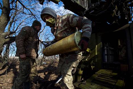 Ukrainalaissotilas lataa 2S5 Giatsint-S -telakanuunaa rintamalla Bahmutin lähistöllä.