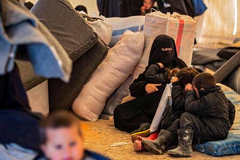 Al-Holin vankileirillä olleita syyrialaisia naisia ja lapsia valmistauduttiin siirtämään 10. joulukuuta Pohjois-Syyriassa. Myös palautetut suomalaiset olivat aiemmin leirillä.