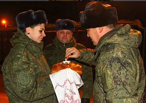 Harjoitukseen osallistuvat venäläissotilaat toivotettiin tervetulleeksi Valko-Venäjälle perinteisen leivän kera.
