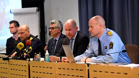 Poliisijohtaja Mats Löfving (oik.) tiedotustilaisuudessa Tukholmassa 2017-