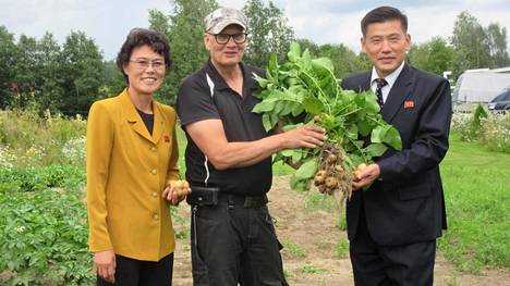 Pohjois-Korean maatalous- ja tiedekatemian perunajaoston johtaja Sung Hun Han ja Sepon piirikunnan maatilan johtaja Ri Un Jong tutkivat perunanviljelijä Jarmo Katteluksen kanssa pottusatoa.