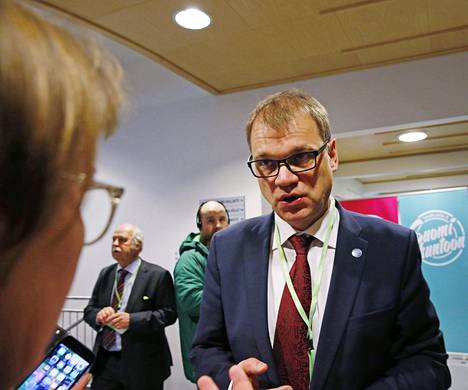 Ylen toimittaja Pirjo Auvinen haastattelee pääministeri Juha Sipilää.