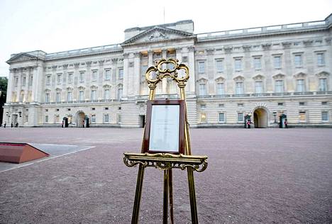 Virallinen ilmoitus prinssin syntymästä Buckinghamin palatsin edessä.