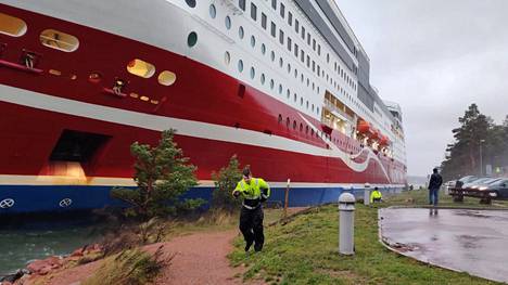 Viking Grace tärähti kiinni Johnnyn omistamaan rantaan – ”Melkein pystyy  rannasta koskemaan” - Kotimaa - Ilta-Sanomat