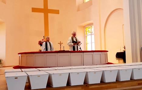 Kenttäpiispa emeritus Hannu Niskanen ja kirkkoherra Vladimir Dorotni siunasivat sankarivainajat kotimatkalle Pietari-Paavalin kirkossa Viipurissa. 