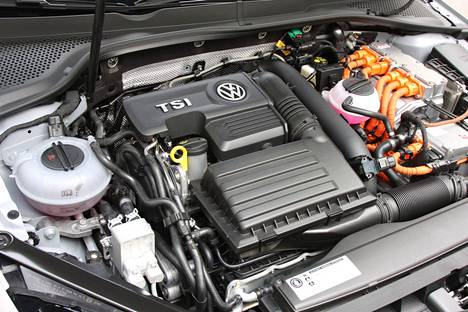Volkswagen Golf GTE:ssä on sekä bensiini että sähkömoottori. Auto tuli markkinoille vuonna 2014. Nykymittapuulla ensimmäisen polven Golf GTE:t edustavat sähkötekniikkansa osalta osin jo hieman vanhentuneita ratkaisuja.
