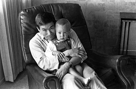 Myös Bruce Leen poika Brandon (sylissä) oli näyttelijä, ja myös hän kuoli epäonnisesti ennen aikojaan.