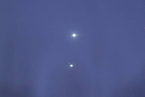 Venus ja Jupiter kuineen kuvattuna Espoossa.