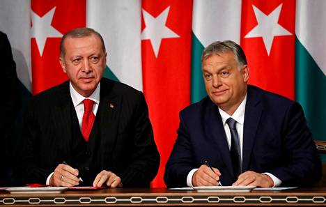 Nato-lähteet uskovat Recep Tayyip Erdoganin ja Viktor Orbánin viivyttelevän Suomen ja Ruotsin Nato-jäsenyyksien ratifiointeja tarkoituksella Venäjän vuoksi.