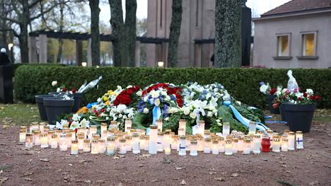 Presidentti Martti Ahtisaari haudattiin Hietaniemen hautausmaalle 10. marraskuuta 2023. Vuosi hautajaisten jälkeen hautausmaalle nousee muistomerkki, joka valitaan tänään.