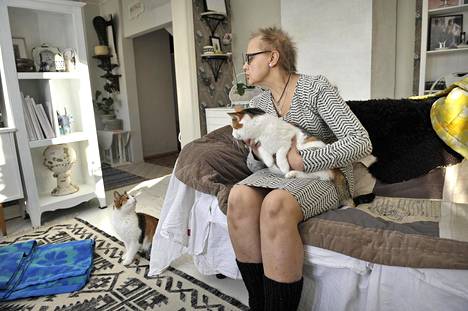 Birgit Mäkinen perheineen viettää mahdollisimman normaalia elämää, johon kuuluvat mm. kissat Kerttu ja Kaarina.