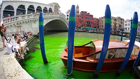 Venetsian pääliikenneväylä Canal Granden vesi muutti väriään sunnuntaina