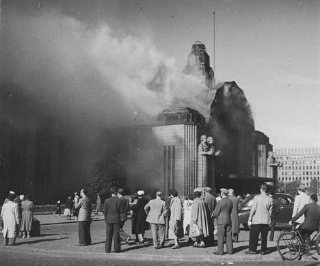 Helsingin rautatieaseman tulipalo kesäkuussa 1950.