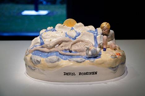 Nick Cave esitti näyttelyssä sarjan keraamisia figuureja. Kuvassa nähtävä teos on nimeltään Devil Forgiven (Piru saa anteeksi)
