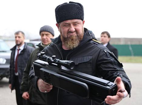 Raptor kertoo taistelleensa sodan alkupuolella myös tshetsheenijohtaja Ramzan Kadyrovin joukkoja vastaan. Kuvassa hän tarkastelee aseita tapaamisessa Venäjän presidentinhallinnon varajohtajan Sergei Kirijenkon kanssa.