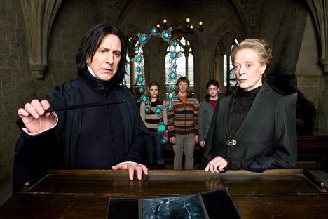 Alan Rickman auttoi nuoria kollegoitaan Harry Potter -elokuvien kuvauksissa.Taustalla oikealla Daniel Radcliffe, joka näytteli Harryn roolin.