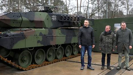 Entinen ukrainalainen ammattinyrkkeilijä Vladimir Klitshko, Saksan puolustusministeri Boris Pistorius ja Ukrainan Saksan-suurlähettiläs Oleksii Makeiev poseerasivat Leopard 2 A6 -panssarivaunun äärellä 20. helmikuuta Münsterissä.