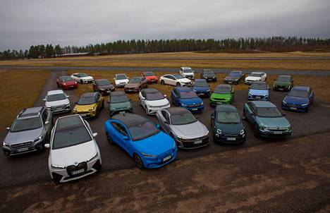 Kaikkiaan Vuoden Auto Suomessa 2022 -titteliä lähti tavoittelemaan 27 ehdokasta, joista yli puolet oli sähköautoja. Ensimmäinen äänestyskierros painotti selkeästi sähköautojen merkitystä uutuuksien joukossa, sillä kaikki finalistit ovat ladattavia tai sellaisena saatavilla.