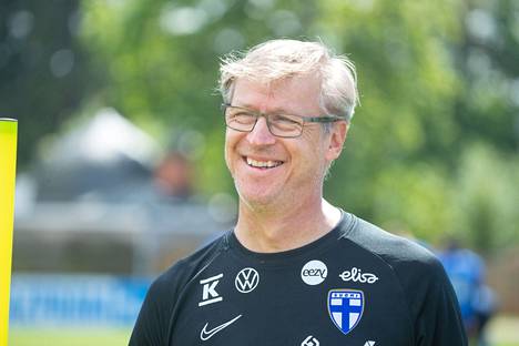 Päävalmentaja Markku Kanerva hymyili Terijoen Zelenogorskissa Huuhkajien treeneissä 10. kesäkuuta.