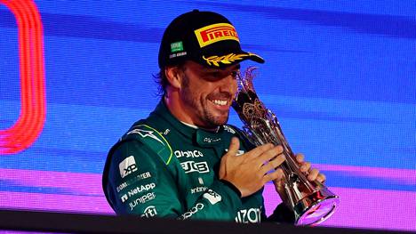 Fernando Alonso ajoi kolmanneksi, putosi neljänneksi ja nousi kolmanneksi Saudi-Arabiassa.