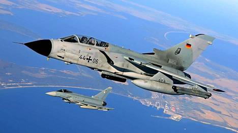 Saksa on etsinyt jo pitkään korvaajaa 1980-luvun alussa käyttöön otetuille Tornado-koneille. Taustalla Saksan ilmavoimien Eurofighter.