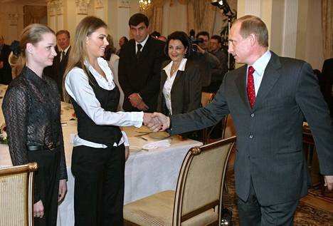 Presidentti Putin tapasi venäläisiä urheilijoita muutamaa kuukautta ennen Ateenan olympiakisoja, joista Alina Kabajeva palasi kultamitali kaulassa.