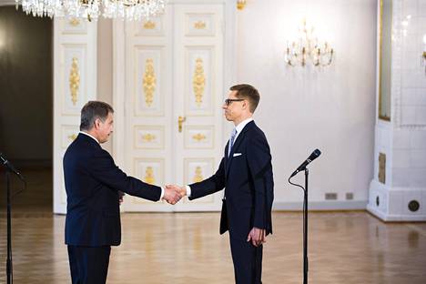 Pääministeri Alexander Stubb jättää hallituksensa jäähyväiset presidentti Sauli Niinistölle toukokuussa 2015. Kokoomuskirjan mukaan presidentin ja puolueen suhteet eivät ole olleet koskaan niin huonot kuin Stubbin pääministerikaudella 2014-2015.