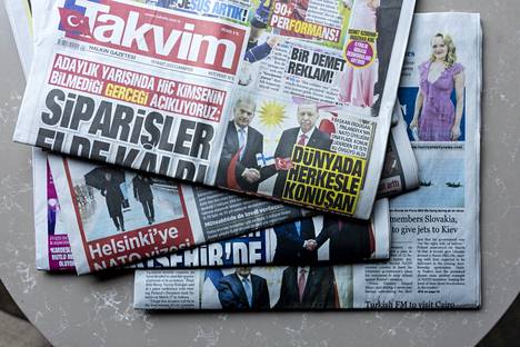 Lehtien kuvissa Niinistö ja Erdogan kättelevät ja kävelevät vierekkäin presidentinpalatsin edustalla. 
