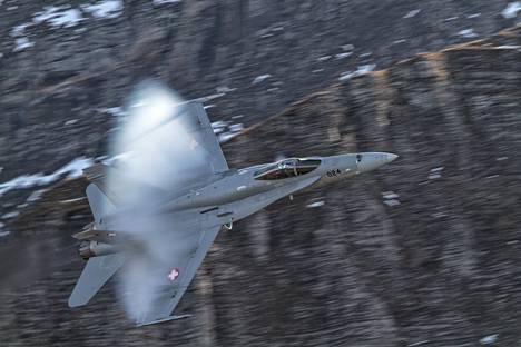 Boeing F/A-18 C/D Hornet on yhdysvaltalaisvalmisteinen kaksimoottorinen moni­toimi­hävittäjä.