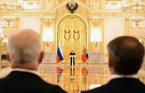 Valokuvista näkee, että Putinin ja suurlähettiläiden välillä oli pitkä koronavaroväli.