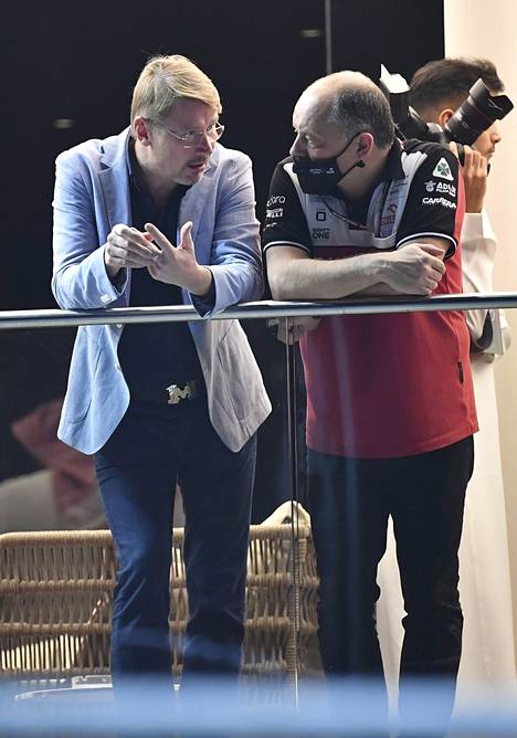Vasseur keskustelemassa Bottaksen taustalla vaikuttavan Mika Häkkisen kanssa.