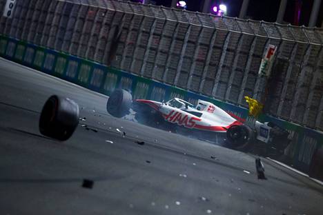 Schumacherin Haas tuhoutui melko totaalisesti törmäyksessä betoniseinään.