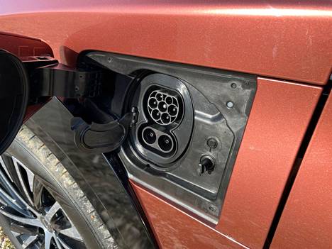 Lexus RZ on varustettu 11 kW:n sisäisellä laturilla, jonka avulla ajoakun lataaminen tyhjästä täyteen kestää noin kuusi ja puoli tuntia. Auton pikalatausominaisuudet ovat kuitenkin tässä hintaluokassa kokonaisuutena vaatimattomat.