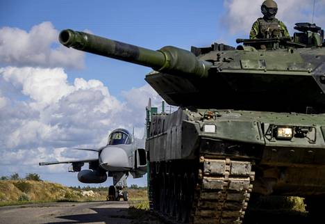 Ruotsin maavoimilla on Leopard-panssarikalustoa. Taustalla ilmavoimien Gripen-monitoimihävittäjä.