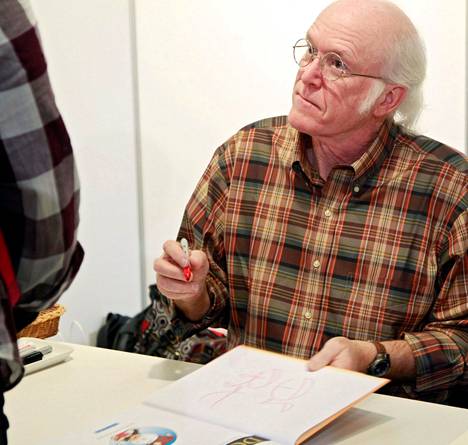 71-vuotias Don Rosa on vieraillut Suomessa useaan otteeseen. Tässä hän kirjoittaa nimikirjoituksia vuoden 2016 Helsingin kirjamessuilla.