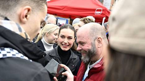 Sdp:n puheenjohtaja, pääministeri Sanna Marin kävi kampanjoimassa Helsingin Narinkkatorilla ennen puoluevaltuuston kokousta.