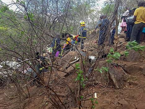 Zimbabwen pelastuspalvelun työntekijät tutkivat onnettomuuspaikkaa Masvingon alueella perjantaina.
