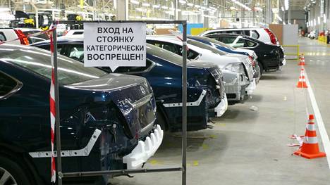 Ilta-Sanomat vieraili Parkalan autotehtaalla vuonna 2009, jolloin valmistuksessa oli Venäjän kotimarkkinoille suunnattuja porrasperiä ja katumaastureita.