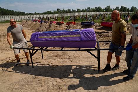 Tuntemattoman Butshan verilöylyn uhrin arkkua kannettiin elokuussa hautaan. 