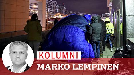 Turvapaikanhakijat osoittivat mieltään maahanmuuttoviraston edessä Helsingissä 17. joulukuuta. He vastustavat maahanmuuttoviraston tekemiä palautuspäätöksiä.