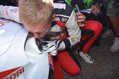 Ott Tänak suuteli Toyotan logoa varmistettuaan uransa ensimmäisen maailmanmestaruuden. Pari päivää myöhemmin tuli tieto, että virolaisässä siirtyy Hyundaille.