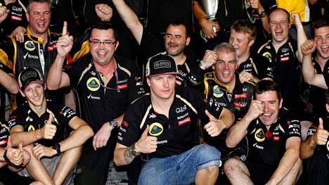 Kimi Räikkösen paluu F1:een oli onnistunut. Kuvassa hän tuulettaa Lotuksen väen kanssa voittoaan Abu Dhabissa 2012. 