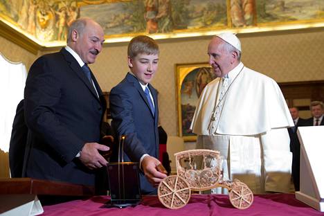 Lukashenka toi Nikolai-poikansa tapaamaan paavi Franciscusta Vatikaaniin 2016.