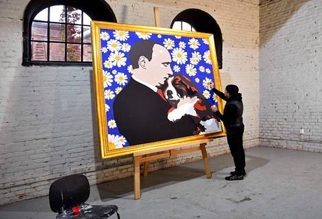 Taiteilija Aleksei Sergijenkon maalaus on 2x2-metrinen, ja se esittää Putinia koiranpennun kanssa.