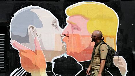 Vladimir Putinin ja Donald Trumpin kuvitteellista suudelmaa kuvaava graffiti Liettuan pääkaupungissa Vilnassa.