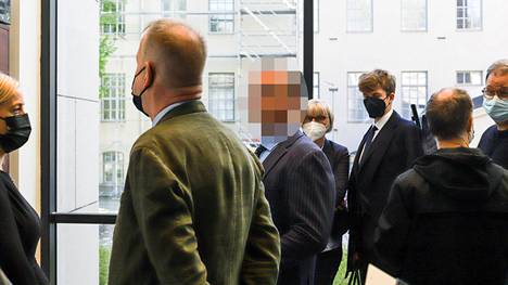 Tanskalainen vastaaja, 52, on osallistunut oikeudenkäyntiin pääosin hyväntuulisena.
